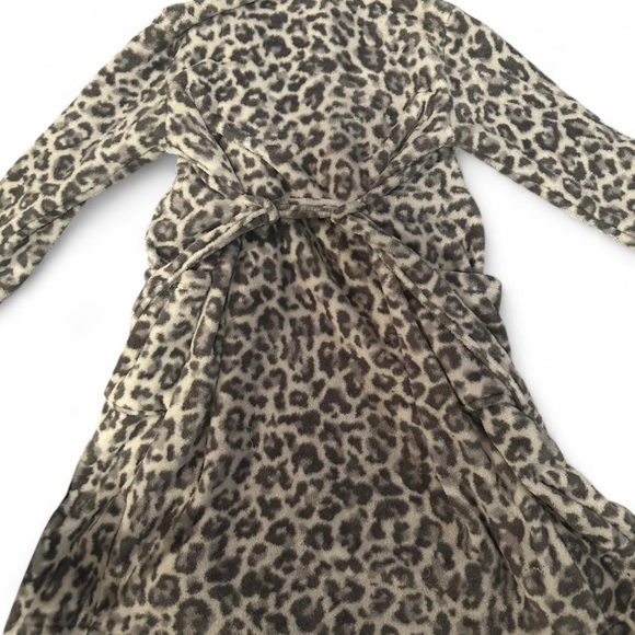 Grey & black leopard print robe - Picture 4 of 8